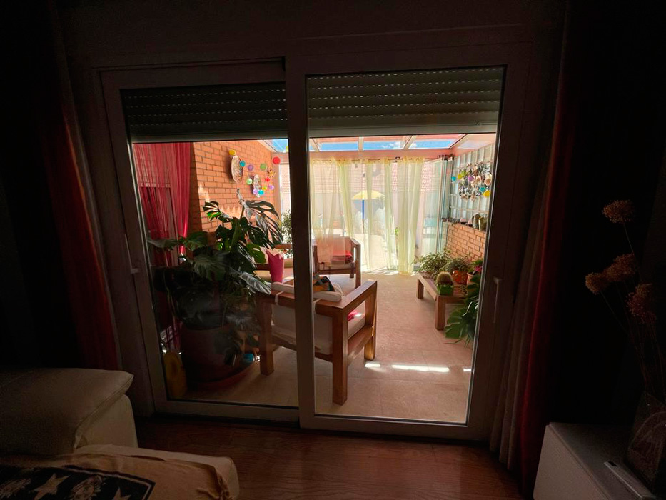 Vista a la terraza desde el salón de la reforma de una vivienda adosada